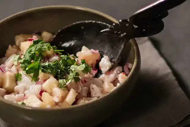 Ceviche de peixe com abacaxi