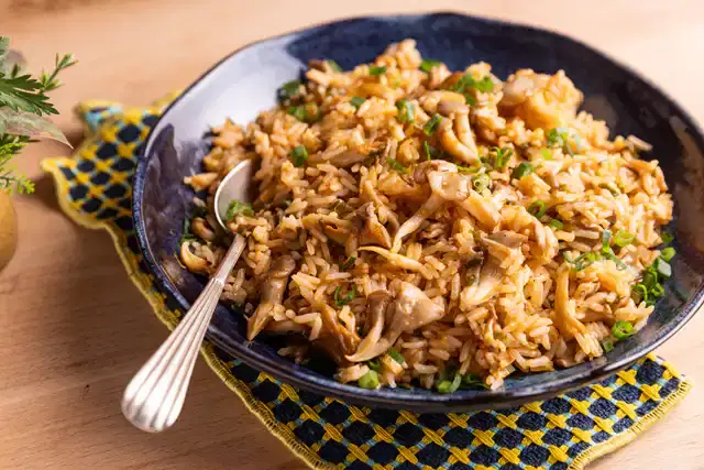 Arroz de cogumelo com tomate em uma panela só