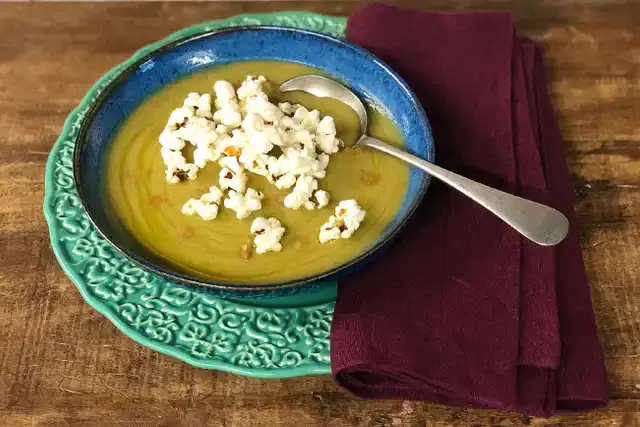 Sopa de ervilha e bacon com pipoca