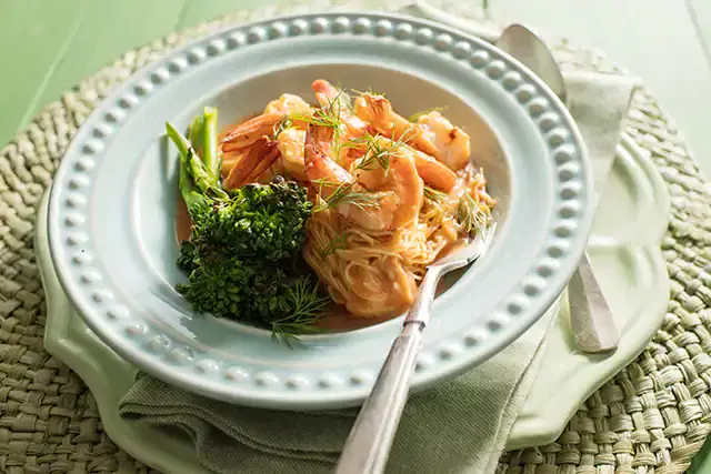 Macarrão com camarão e molho rosé