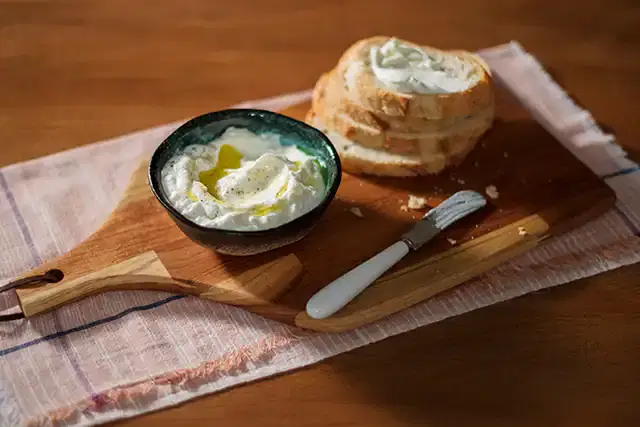 Queijo de iogurte temperado