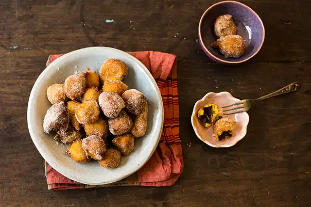 Bolinho de chuva de abóbora com chocolate