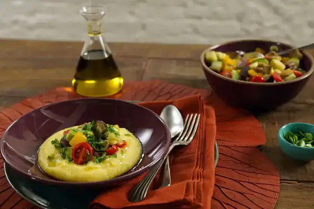 Polenta rápida com ratatouille de frigideira