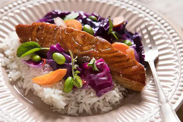 Salmão agridoce com legumes picantes