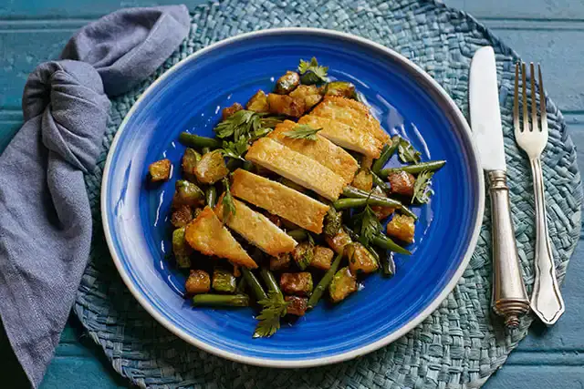 Frango com crosta de parmesão e panzanella de frigideira (salada morna)