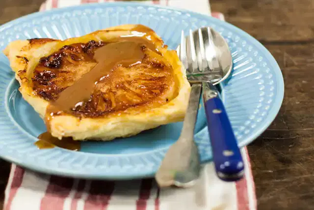 Tarte tatin de abacaxi com calda de caramelo