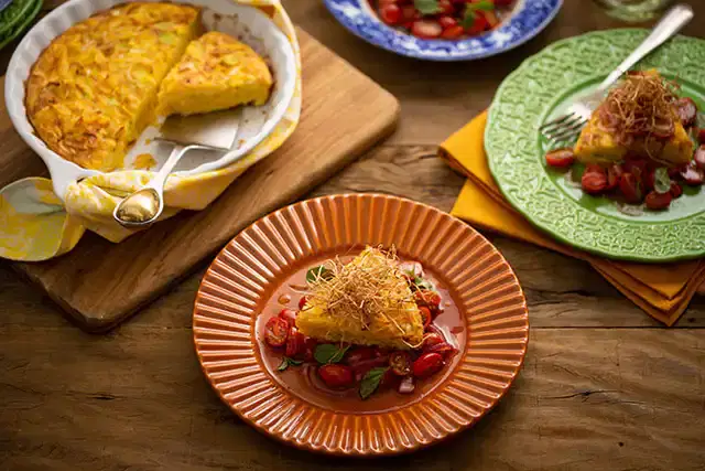 Omelete de forno com salada morna de tomate