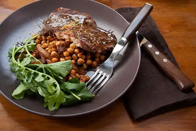 Bife com molho de limão e grão-de-bico