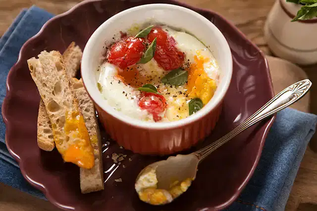 Cocotte de tomate, ricota e manjericão