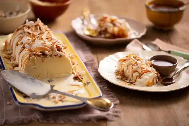 Bolo de sorvete com calda de caramelo