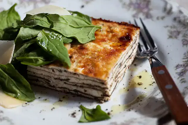 Lasanha de berinjela e ricota com salada de espinafre