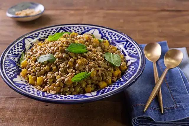 Salada de lentilha com manga, espinafre e curry