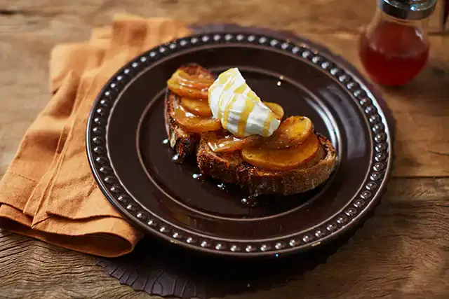 Tartine de maçã com mel e canela