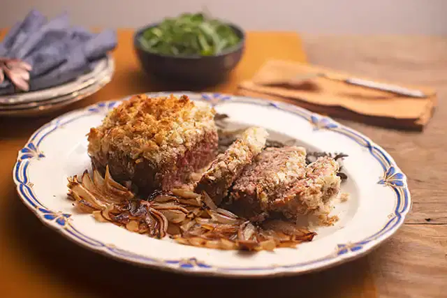 Bolo de carne e abobrinha com cebolas assadas