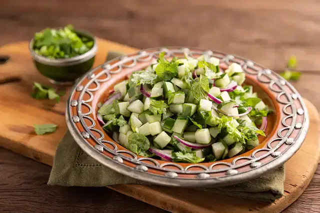 Salada de pepino com hortelã e coentro